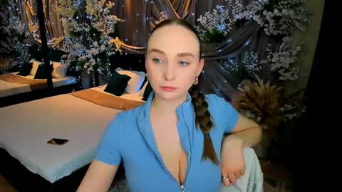Emelie online show from March 11, 2025, 10:20 pm