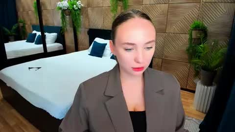 Emelie online show from September 8, 2025, 4:28 pm