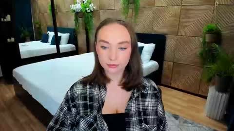 Emelie online show from September 16, 2025, 4:08 pm