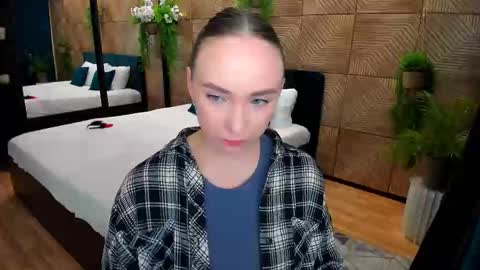 Emelie online show from October 3, 2025, 10:12 am