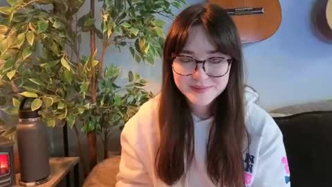PilloGoddess online show from May 7, 2026, 10:09 am