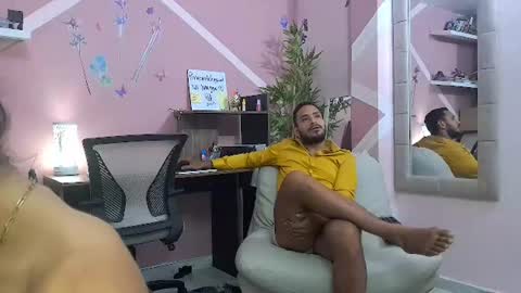 Snapshot of pineappleflipped chatting on July 21, 2026, 2:03 am pineappleflipped online show from July 21, 2026, 2:03 am