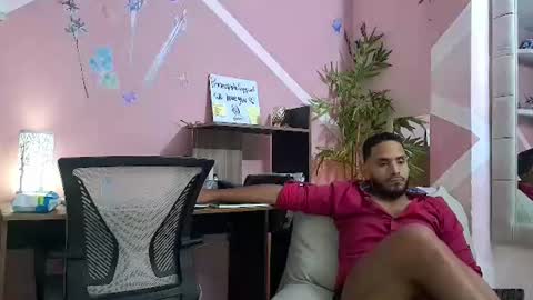 Snapshot of pineappleflipped chatting on August 5, 2026, 2:25 am pineappleflipped online show from August 5, 2026, 2:25 am