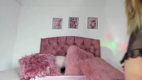 Snapshot of pink_rose5 chatting on November 8, 2025, 2:34 am pink_rose5 online show from November 8, 2025, 2:34 am