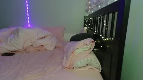 pink_tv online show from October 22, 2025, 1:28 am