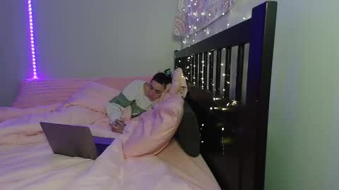 pink_tv online show from November 11, 2025, 4:01 am