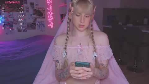 pinkvenom_ online show from November 12, 2025, 2:39 pm