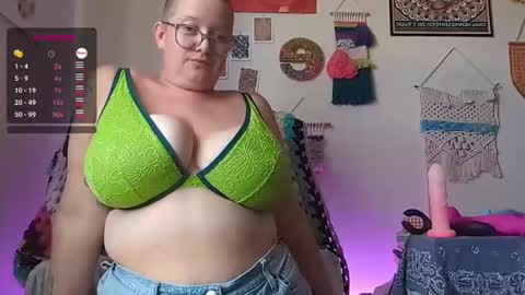 Snapshot of pisces_princess_ chatting on December 10, 2024, 9:22 pm Em online show from December 10, 2024, 9:22 pm