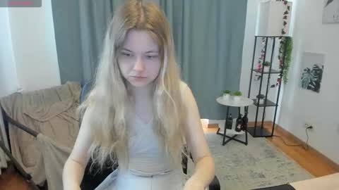 Snapshot of pixel_nest chatting on September 17, 2025, 6:04 am Olga online show from September 17, 2025, 6:04 am