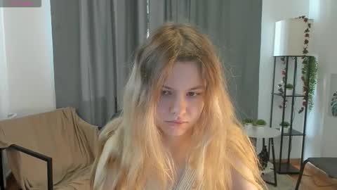 Snapshot of pixel_nest chatting on September 26, 2025, 5:44 am Olga online show from September 26, 2025, 5:44 am