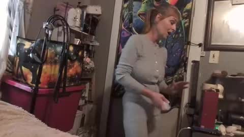 Snapshot of pizzedwife chatting on April 28, 2026, 9:09 pm pizzedwife online show from April 28, 2026, 9:09 pm