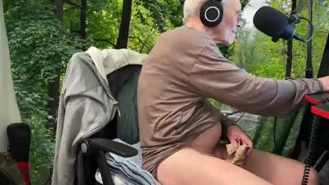 Snapshot of playdayfunshow chatting on November 9, 2025, 6:33 am STC online show from November 9, 2025, 6:33 am