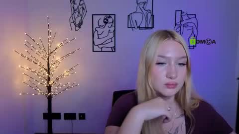 Snapshot of playful_sophie chatting on August 5, 2026, 7:17 pm Sophie online show from August 5, 2026, 7:17 pm