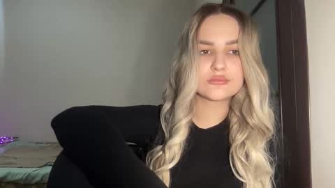 Snapshot of playfuldoll18 chatting on October 6, 2025, 9:12 pm Mia online show from October 6, 2025, 9:12 pm