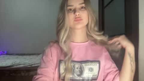 Snapshot of playfuldoll18 chatting on November 3, 2025, 7:37 pm Mia online show from November 3, 2025, 7:37 pm