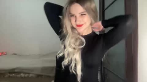 Snapshot of playfuldoll18 chatting on November 8, 2025, 8:18 pm Mia online show from November 8, 2025, 8:18 pm