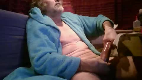 Snapshot of plus84u chatting on February 17, 2025, 9:52 pm Fratzz online show from February 17, 2025, 9:52 pm