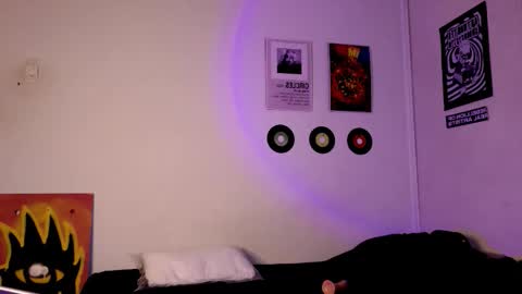 Snapshot of plutonbluemoon_999 chatting on September 30, 2025, 3:44 am online show from September 30, 2025, 3:44 am