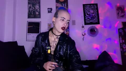 Snapshot of plutonbluemoon_999 chatting on October 24, 2025, 1:03 am online show from October 24, 2025, 1:03 am