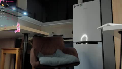 Snapshot of poisonevelyn chatting on May 22, 2026, 5:18 pm Holy Blonde online show from May 22, 2026, 5:18 pm