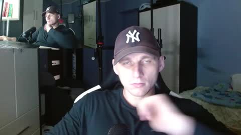 Snapshot of poliglotjoe chatting on October 13, 2025, 2:44 am Poliglot online show from October 13, 2025, 2:44 am