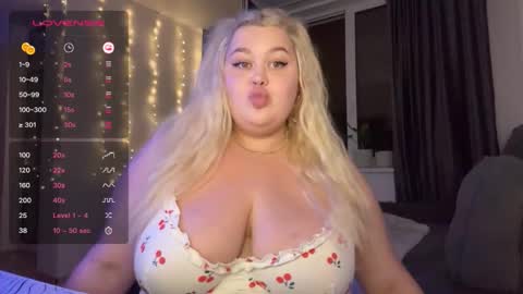 polly_cuteee online show from September 8, 2025, 7:57 pm
