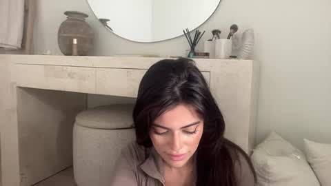 Snapshot of poutyselena chatting on July 9, 2026, 2:48 am Selena online show from July 9, 2026, 2:48 am