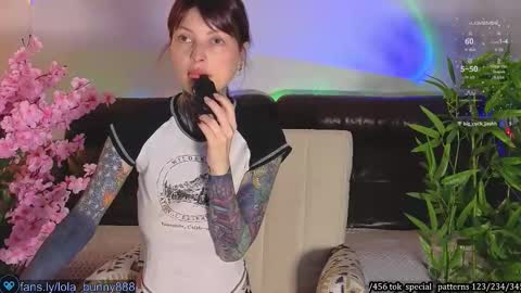 Lola online show from December 16, 2025, 5:01 am