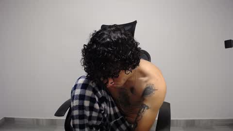 Snapshot of present_the_magic chatting on December 2, 2024, 4:31 am Plux online show from December 2, 2024, 4:31 am