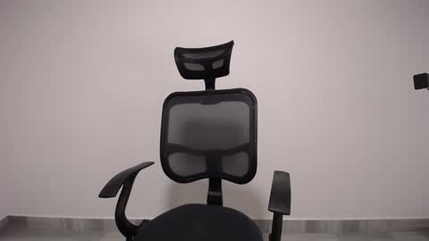 Snapshot of present_the_magic chatting on December 3, 2024, 4:25 am Plux online show from December 3, 2024, 4:25 am