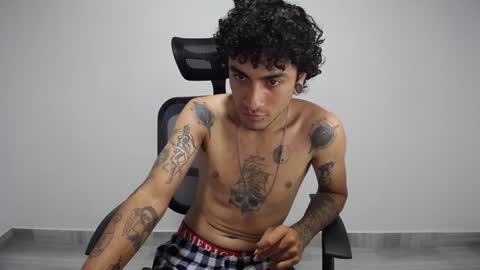 Snapshot of present_the_magic chatting on December 6, 2024, 8:59 am Plux online show from December 6, 2024, 8:59 am