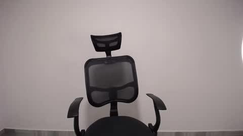 Snapshot of present_the_magic chatting on December 9, 2024, 5:40 am Plux online show from December 9, 2024, 5:40 am