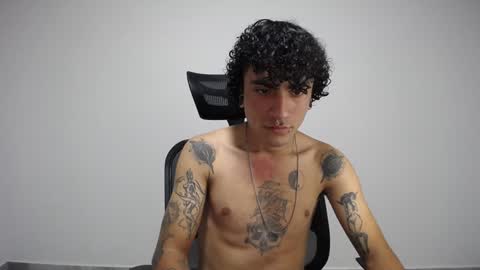 Snapshot of present_the_magic chatting on December 9, 2024, 7:29 pm Plux online show from December 9, 2024, 7:29 pm