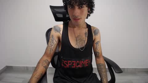 Snapshot of present_the_magic chatting on December 28, 2024, 3:58 am Plux online show from December 28, 2024, 3:58 am