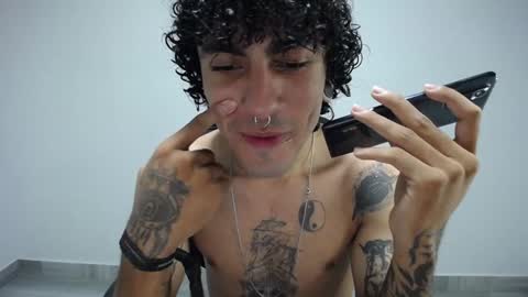 Snapshot of present_the_magic chatting on January 5, 2025, 6:02 am Plux online show from January 5, 2025, 6:02 am