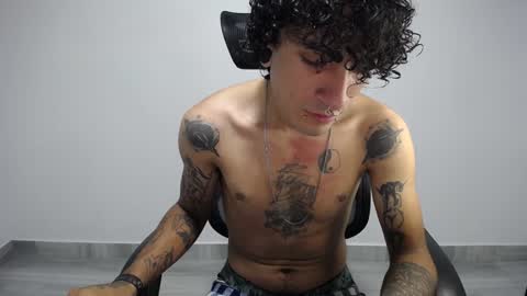 Snapshot of present_the_magic chatting on January 11, 2025, 4:59 am Plux online show from January 11, 2025, 4:59 am