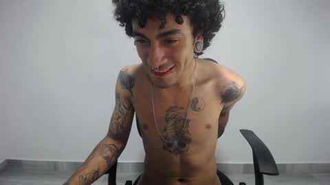 Snapshot of present_the_magic chatting on January 13, 2025, 6:27 am Plux online show from January 13, 2025, 6:27 am