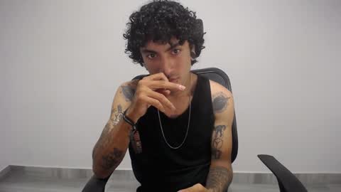 Snapshot of present_the_magic chatting on January 15, 2025, 4:57 am Plux online show from January 15, 2025, 4:57 am