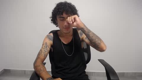 Snapshot of present_the_magic chatting on January 15, 2025, 8:20 am Plux online show from January 15, 2025, 8:20 am