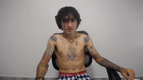 Snapshot of present_the_magic chatting on January 20, 2025, 3:26 am Plux online show from January 20, 2025, 3:26 am