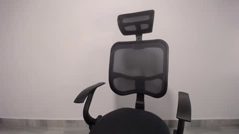 Snapshot of present_the_magic chatting on January 21, 2025, 4:10 am Plux online show from January 21, 2025, 4:10 am