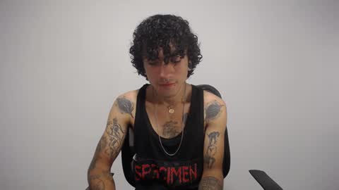 Snapshot of present_the_magic chatting on January 23, 2025, 2:44 am Plux online show from January 23, 2025, 2:44 am