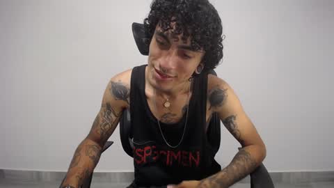 Snapshot of present_the_magic chatting on January 25, 2025, 6:34 am Plux online show from January 25, 2025, 6:34 am