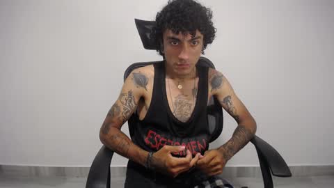 Snapshot of present_the_magic chatting on January 27, 2025, 4:20 am Plux online show from January 27, 2025, 4:20 am