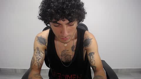 Snapshot of present_the_magic chatting on January 30, 2025, 5:52 am Plux online show from January 30, 2025, 5:52 am