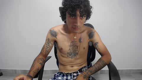 Snapshot of present_the_magic chatting on January 31, 2025, 2:04 am Plux online show from January 31, 2025, 2:04 am