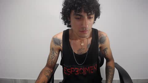 Snapshot of present_the_magic chatting on February 1, 2025, 7:26 am Plux online show from February 1, 2025, 7:26 am