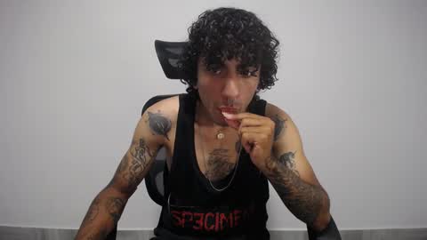 Snapshot of present_the_magic chatting on February 1, 2025, 11:37 pm Plux online show from February 1, 2025, 11:37 pm