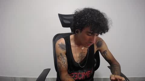 Snapshot of present_the_magic chatting on February 3, 2025, 10:11 pm Plux online show from February 3, 2025, 10:11 pm