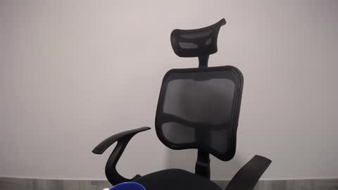 Snapshot of present_the_magic chatting on February 4, 2025, 4:05 am Plux online show from February 4, 2025, 4:05 am